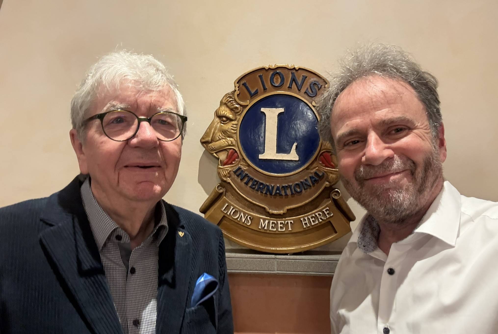 Bild mit Dr. Hinz und Prof. Dr. Johannes Hogg vor dem Lions Club Emblem